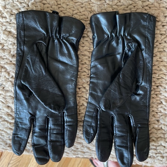 Lord and Taylor black leather gloves. Size 6. - Picture 2 of 3